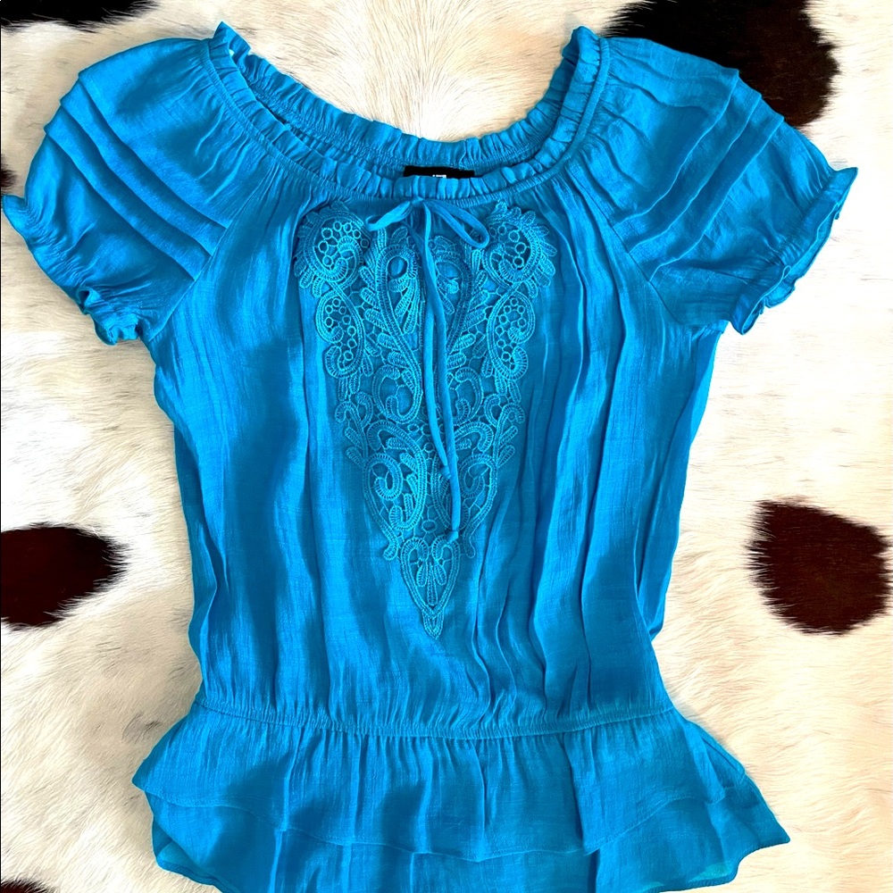 Short sleeve blouse.